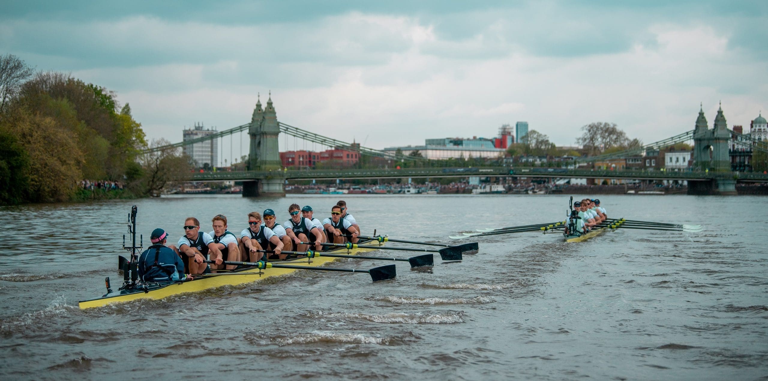 The Men's Boat Race 2025 approaching Hammersmith Bridge